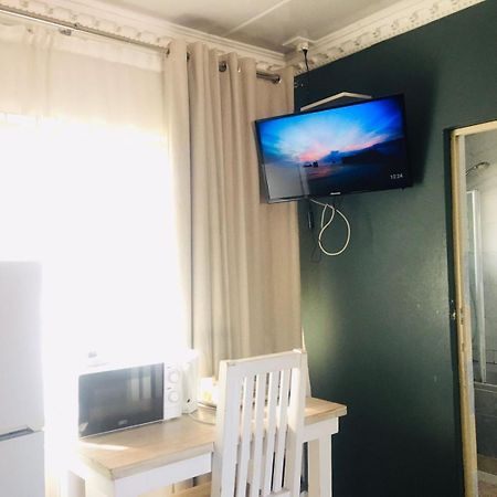 Mavi Guest House East London Bagian luar foto